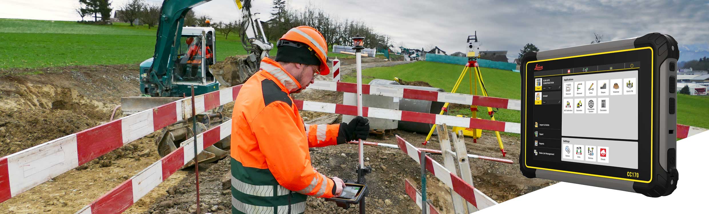 Rakennustyömaa, jossa on pieni kaivinkone ja Leica-takymetri. Leica iCON CC170 -maastotallenninta käyttävä rakennustyöläinen. 